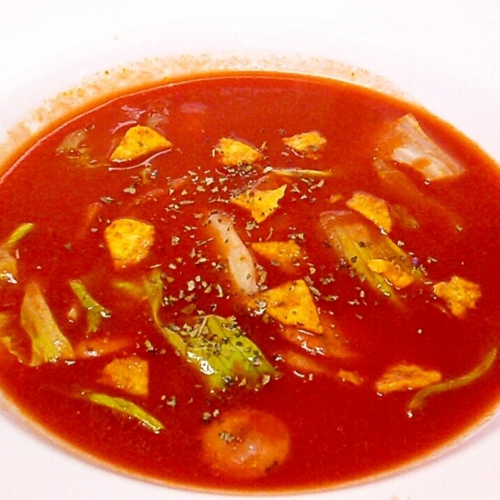 ソーセージとレタスのトマトスープ　ドリトス風味